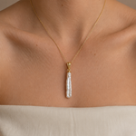 Pandantiv Aur 14K cu Perlă Naturală Albă Keshi — Noelle unghi lateral - pandantiv perla naturala aur 14K - Royal Pearls