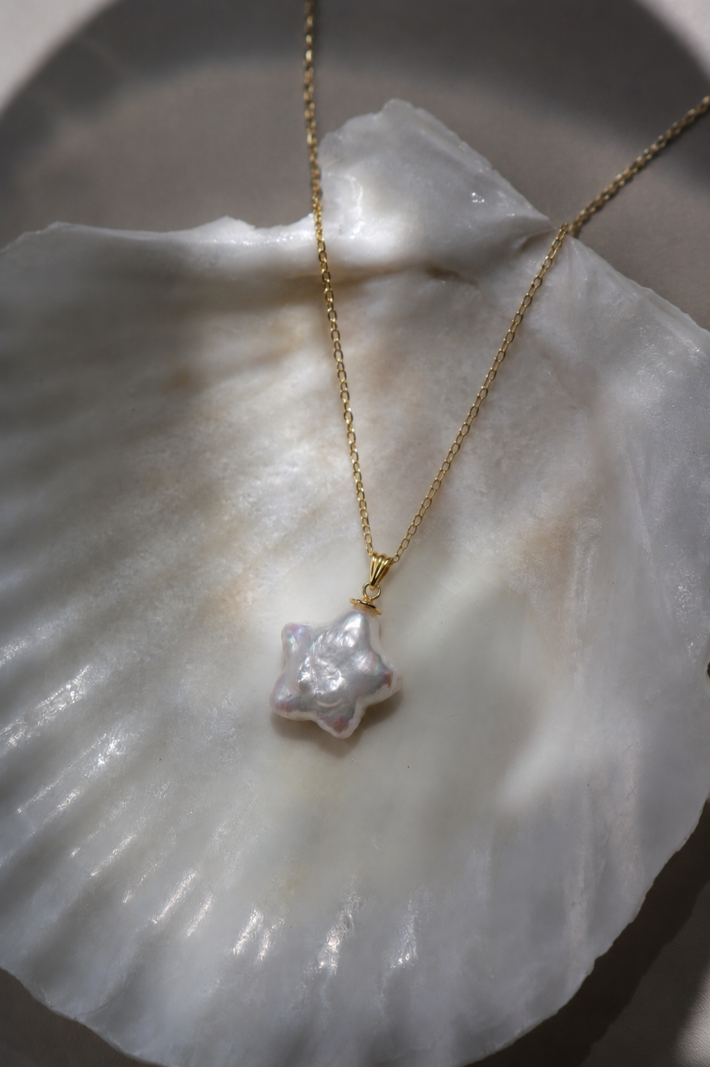 Pandantiv Aur 14K cu Perlă Naturală Albă Keshi — Stella detaliu - pandantiv perla naturala aur 14K - Royal Pearls