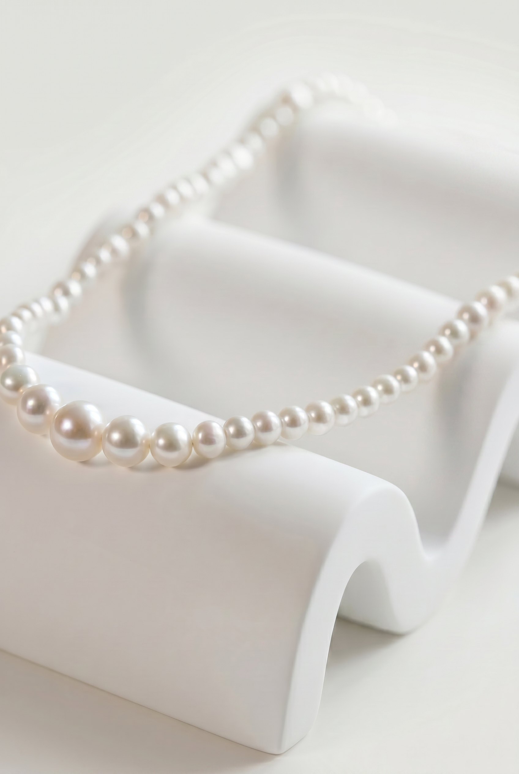 colier perle naturale albe gradate aur 14k detaliu - pearl glow - royal pearls