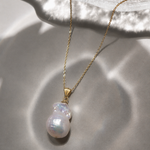 Pandantiv Aur 14K cu Perlă Naturală Albă Baroc — Victoria unghi lateral - pandantiv perla naturala aur 14K - Royal Pearls