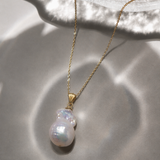 Pandantiv Aur 14K cu Perlă Naturală Albă Baroc — Victoria unghi lateral - pandantiv perla naturala aur 14K - Royal Pearls