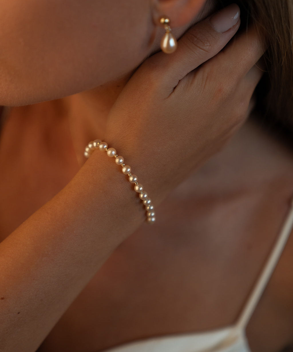 Detaliu brățară cu perle naturale de cultură roz și aur 14K galben