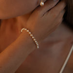 Detaliu brățară cu perle naturale de cultură roz și aur 14K galben