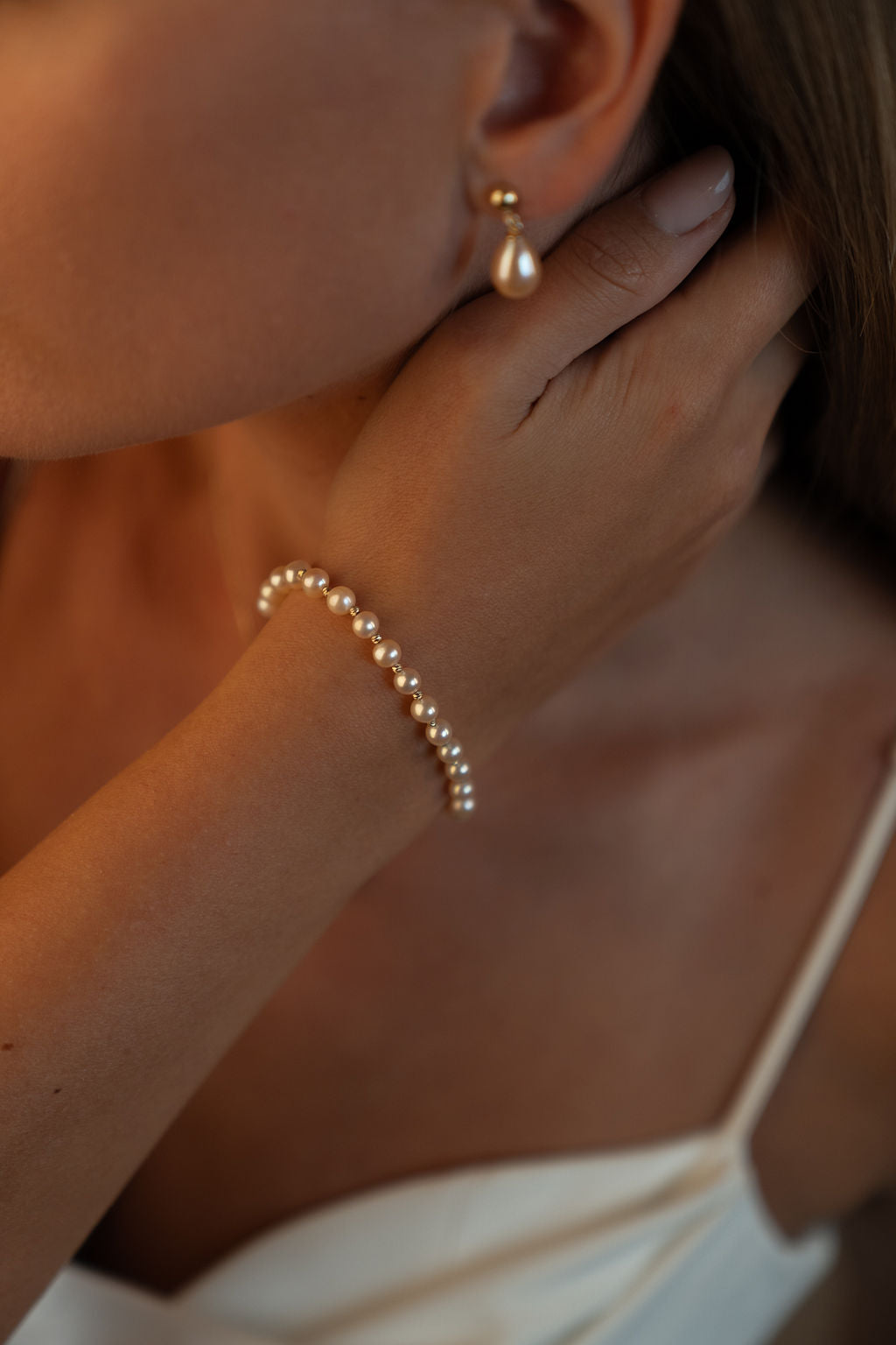 Detaliu brățară cu perle naturale de cultură roz și aur 14K galben