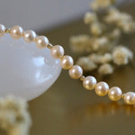 Detaliu brățară cu perle naturale de cultură roz 5–5,5 mm și bile din aur 14K galben