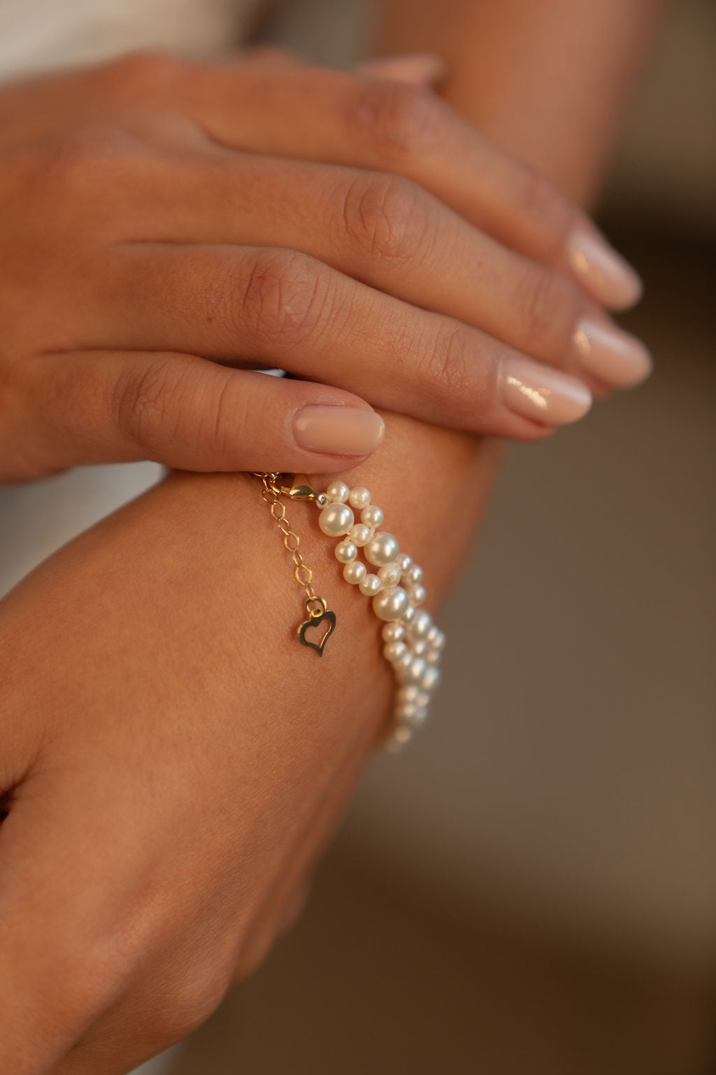 Detaliu brățară împletită cu perle naturale de cultură albe