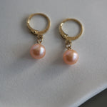 Detaliu cercei lungi din aur 14K galben cu perlă naturală de cultură roz