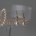 Cercei cu perle naturale de cultură albe, formă lacrimă, din aur 14K galben