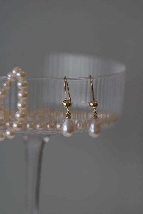 Cercei cu perle naturale de cultură albe, formă lacrimă, din aur 14K galben