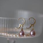 Detaliu cercei din aur 14K galben cu perlă naturală de cultură mov, formă lacrimă