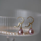 Detaliu cercei din aur 14K galben cu perlă naturală de cultură mov, formă lacrimă