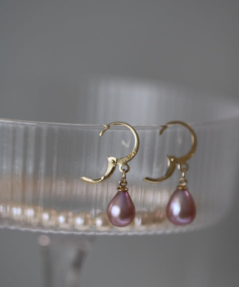 Detaliu cercei din aur 14K galben cu perlă naturală de cultură mov, formă lacrimă