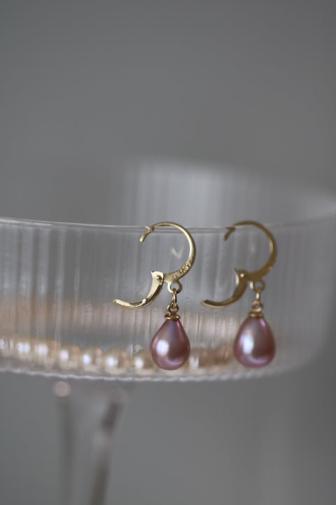 Detaliu cercei din aur 14K galben cu perlă naturală de cultură mov, formă lacrimă