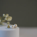 Detaliu cercei stud cu perle naturale de cultură albe, 7,5–8 mm