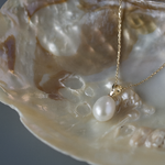 Detaliu pandantiv cu perlă naturală albă, formă lacrimă