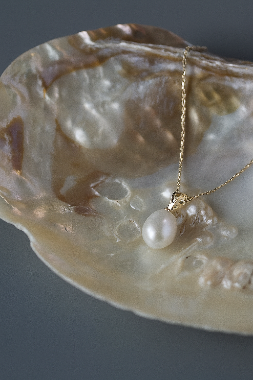 Detaliu pandantiv cu perlă naturală albă, formă lacrimă