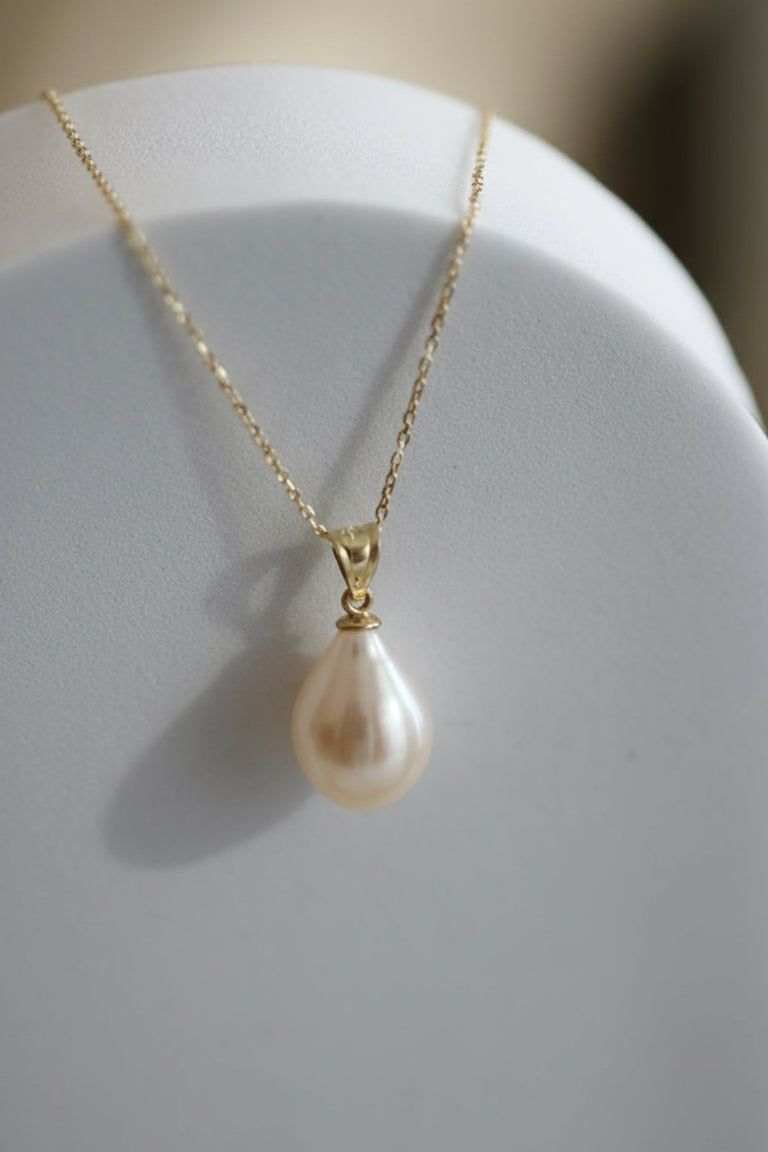 Detaliu pandantiv cu perlă naturală albă în formă de lacrimă