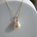 Detaliu pandantiv cu perlă naturală albă în formă de lacrimă
