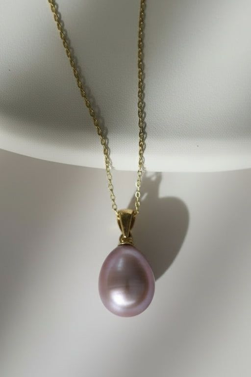 Detaliu pandantiv cu perlă naturală mov, formă lacrimă