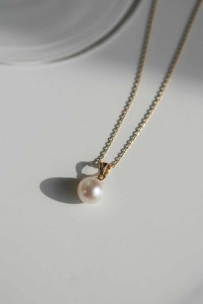 Detaliu pandantiv cu perlă naturală de cultură albă, formă rotundă