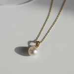 Detaliu pandantiv cu perlă naturală de cultură albă, formă rotundă