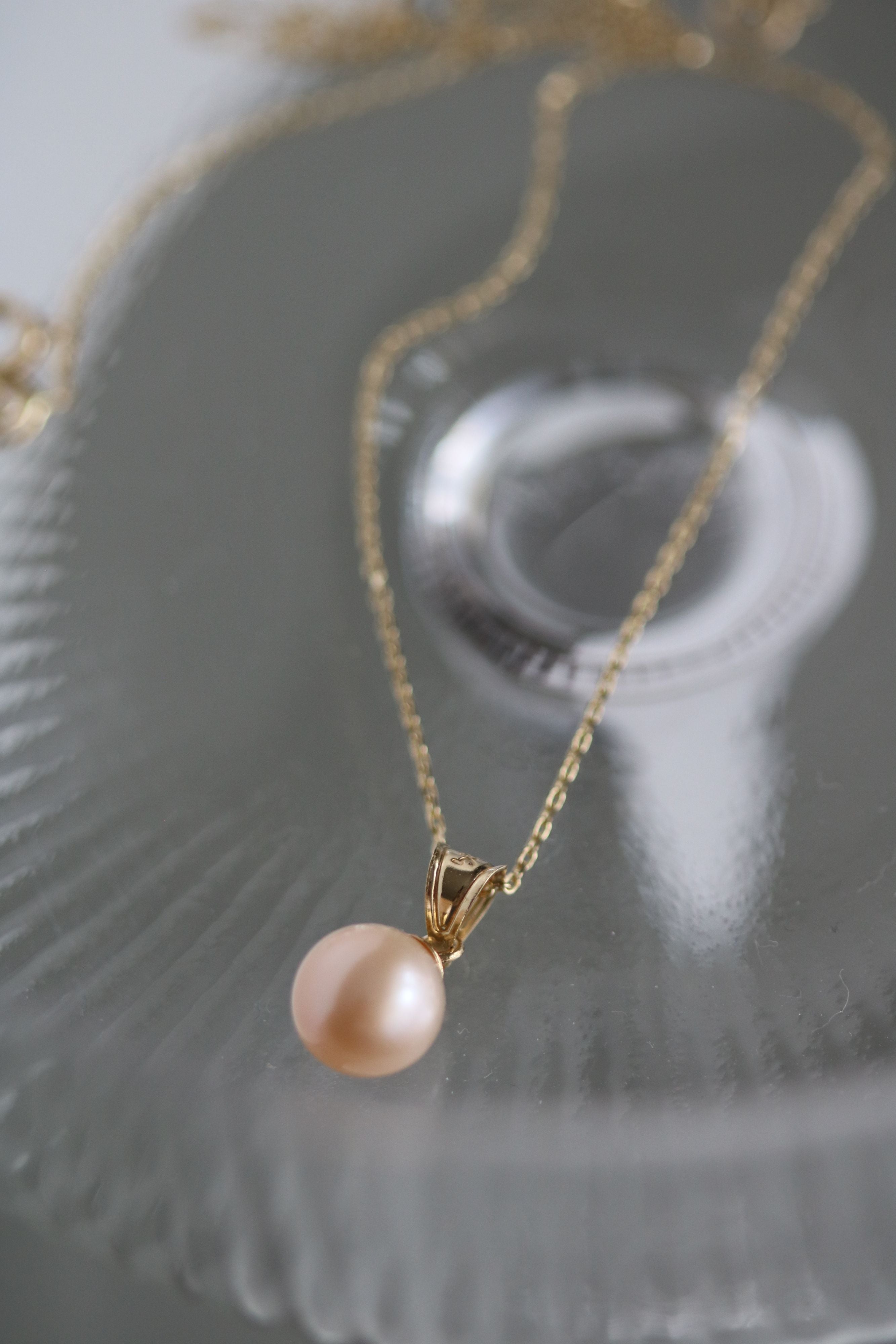 Detaliu pandantiv cu perlă naturală roz, formă rotundă