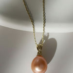 Detaliu pandantiv cu perlă naturală roz, formă lacrimă