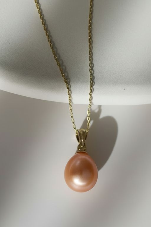 Detaliu pandantiv cu perlă naturală roz, formă lacrimă