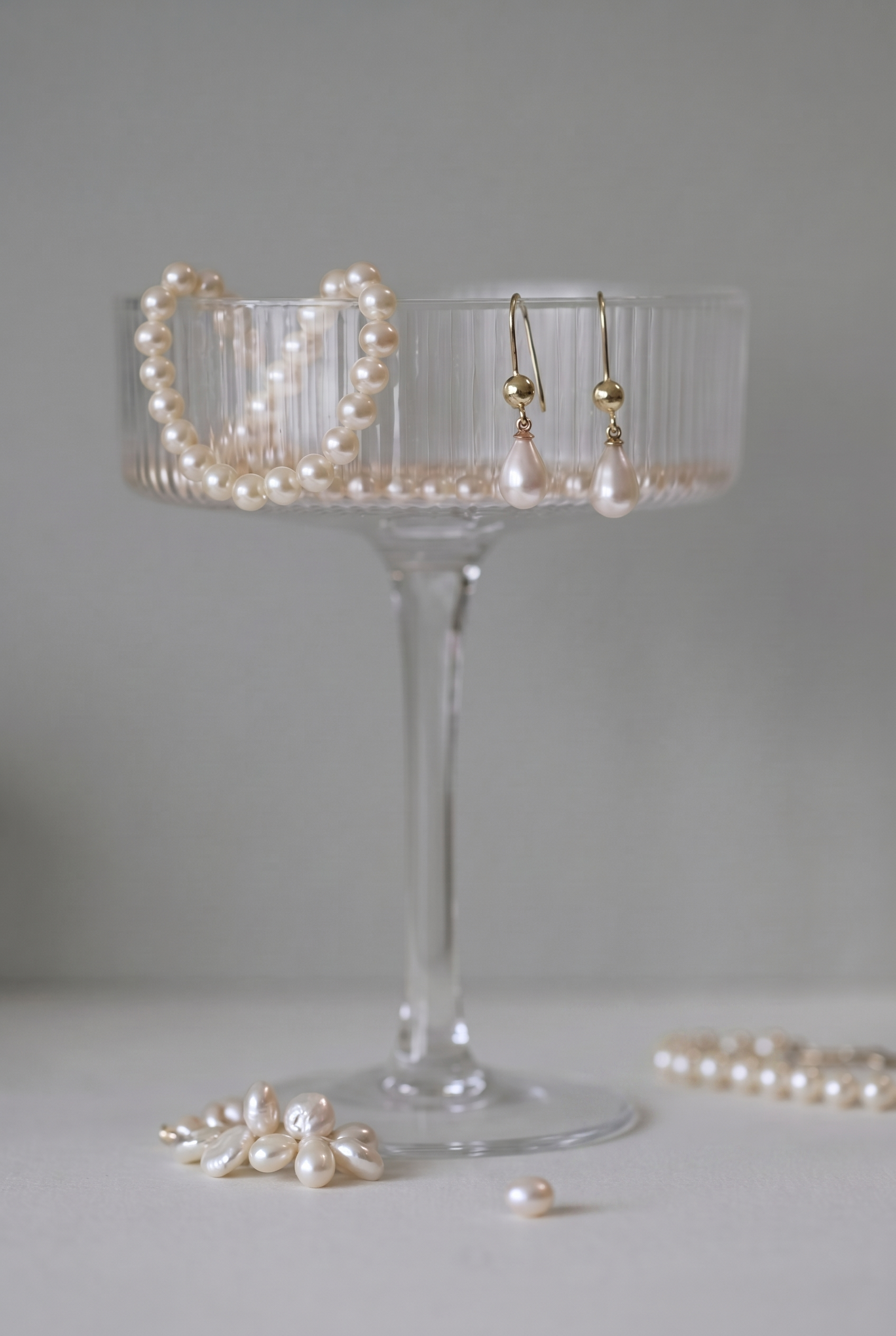 cercei perle naturale albe lacrima 8-9mm tortita aur 14k prezentare - elisabeth - royal pearls