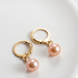 Cercei Aur 14K cu Perle Naturale Roz 7-8mm Tortita — Amelie pe model - cercei perle naturale aur 14K - Royal Pearls