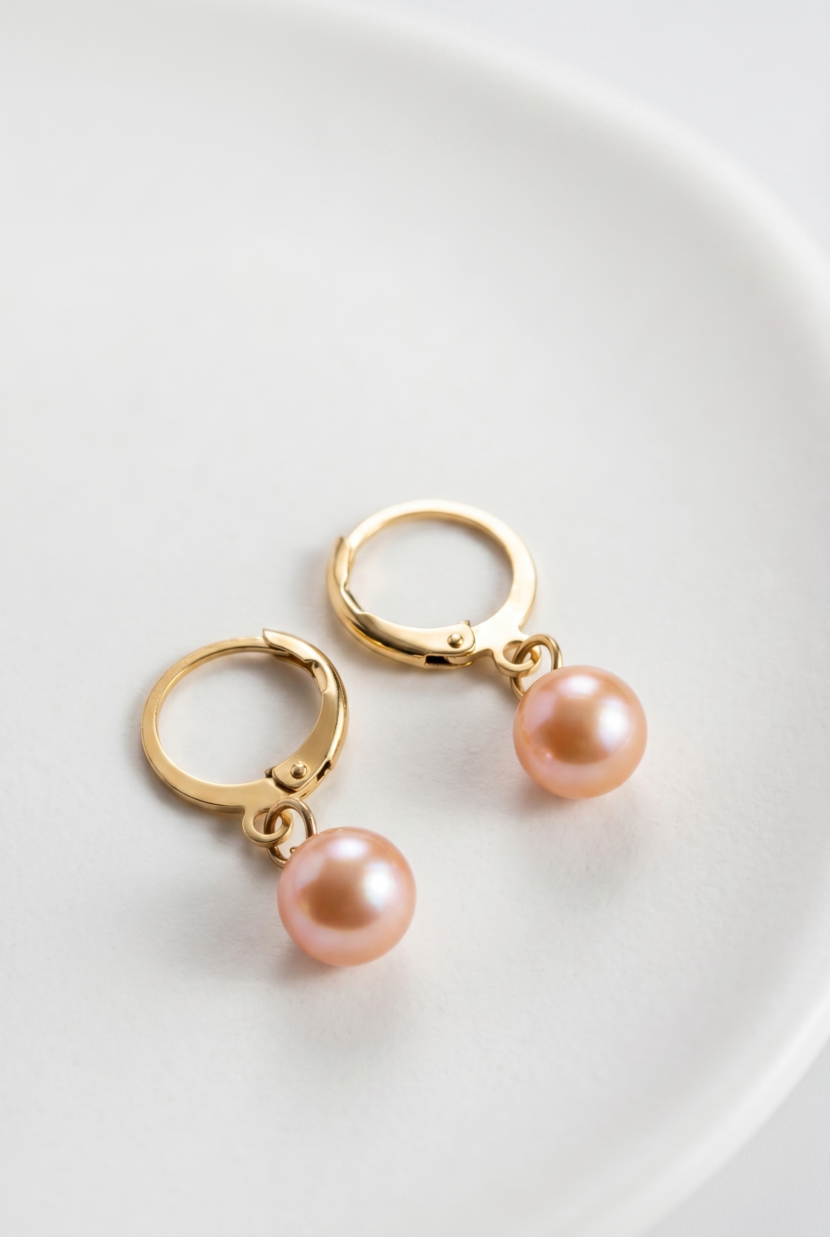 Cercei Aur 14K cu Perle Naturale Roz 7-8mm Tortita — Amelie pe model - cercei perle naturale aur 14K - Royal Pearls