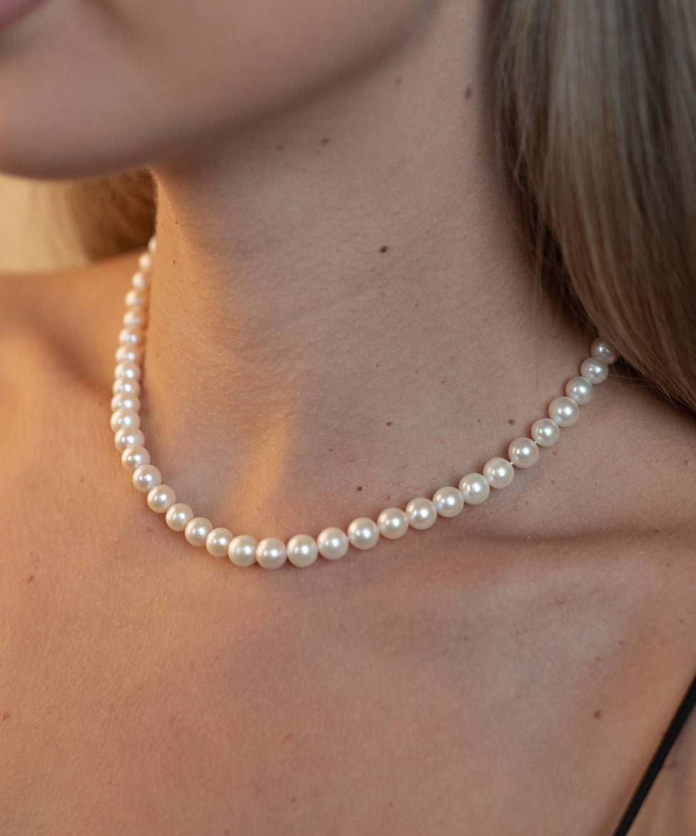 Colier cu perle de cultură 6-6.5 mm albe, purtat la gât