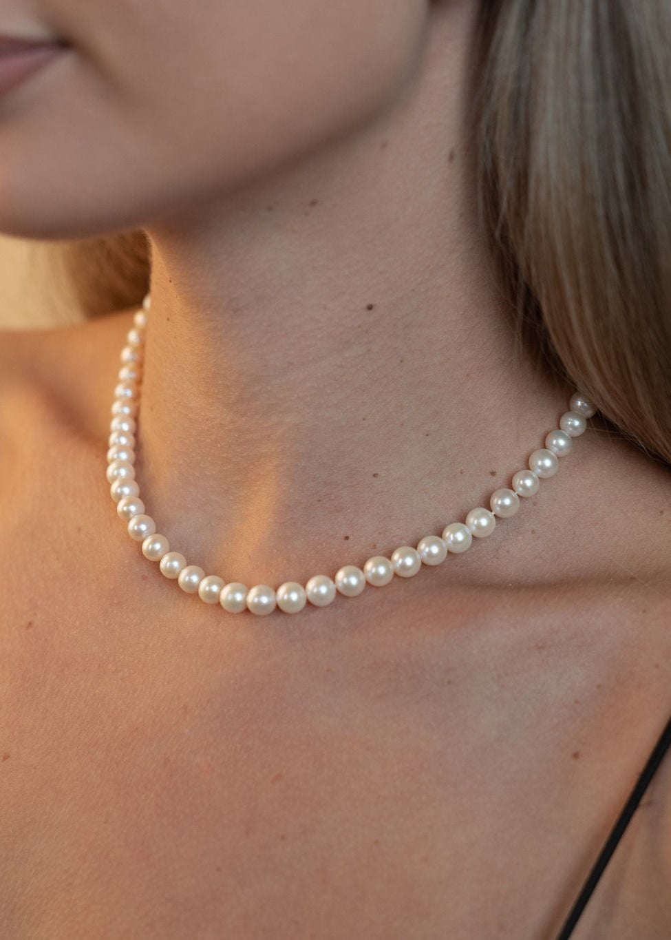 Colier cu perle de cultură 6-6.5 mm albe, purtat la gât