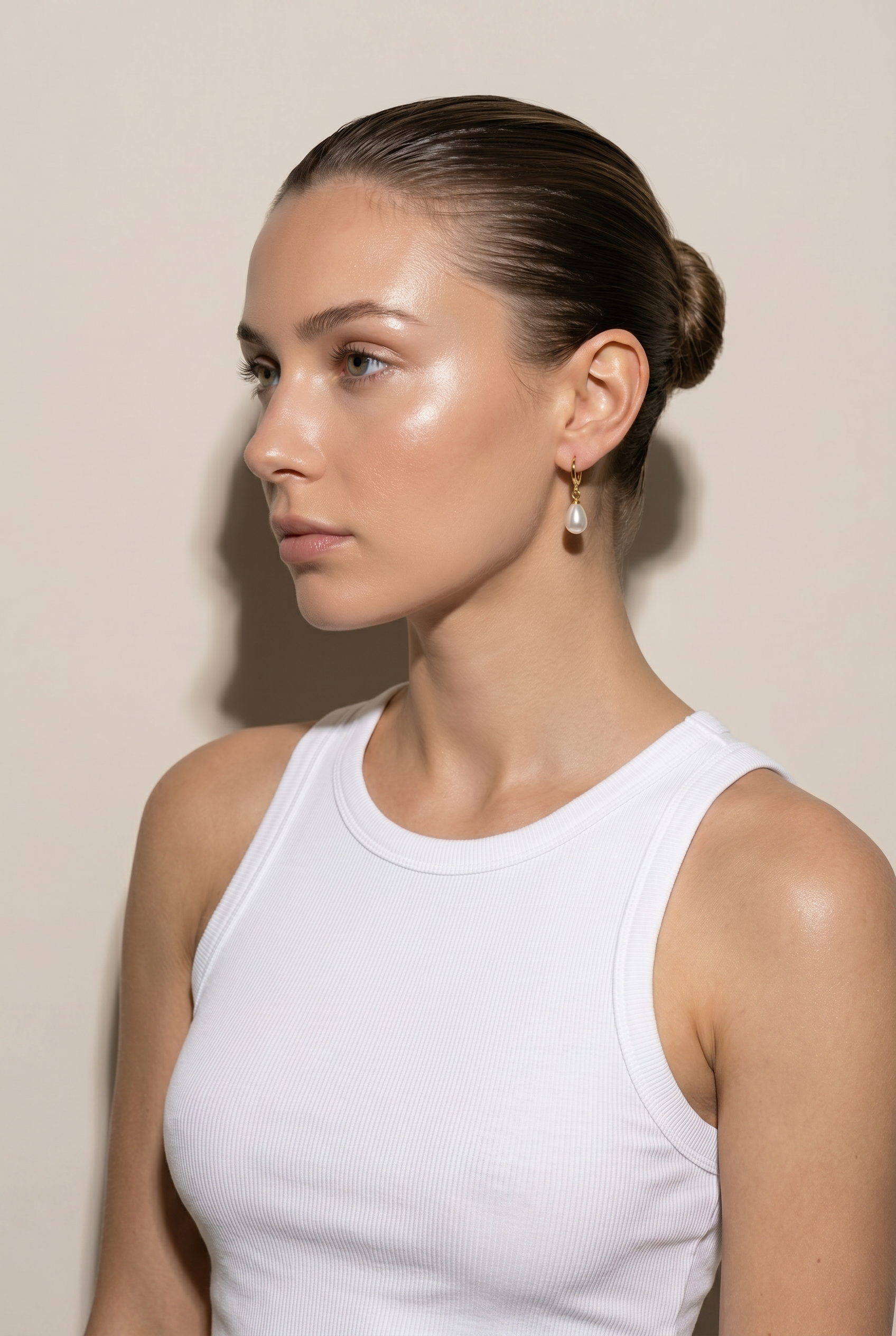 cercei perle naturale albe lacrima 8-9mm tortita aur 14k lifestyle - josephine - royal pearls