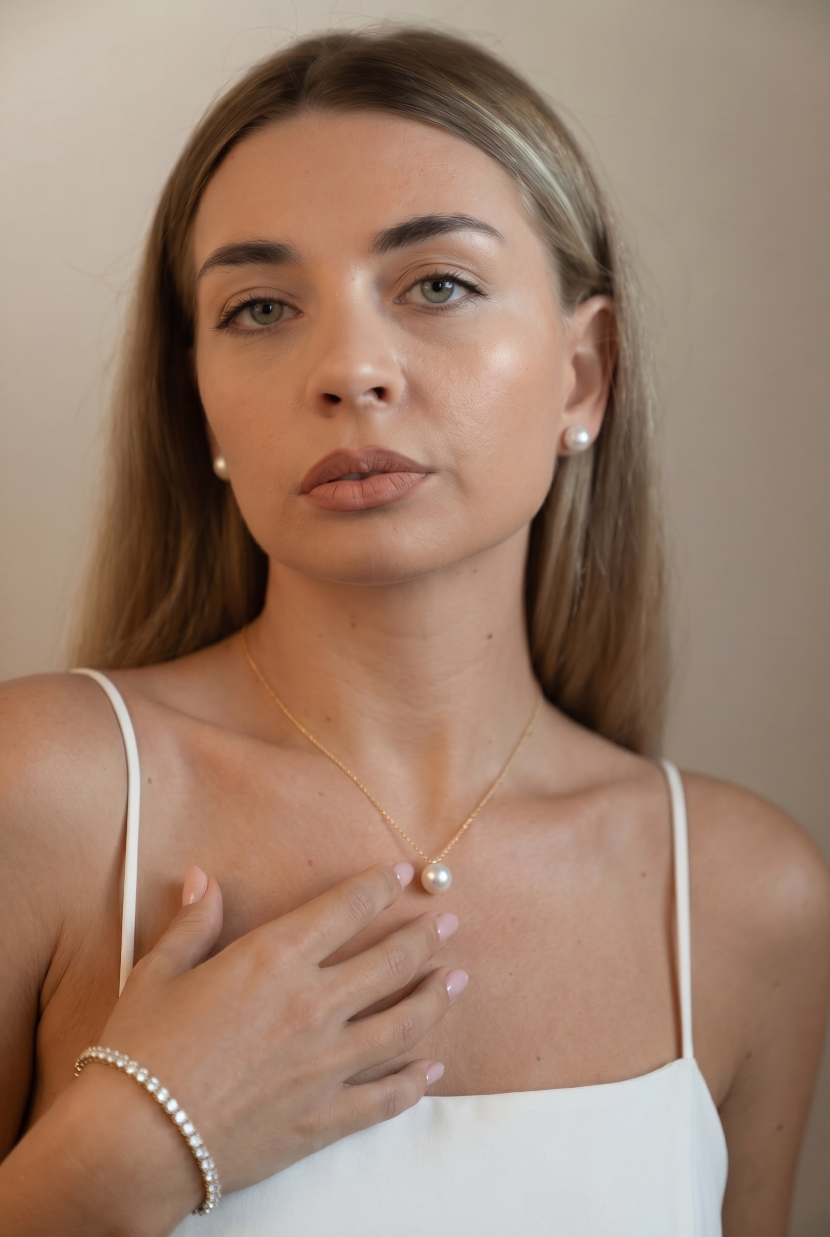 colier perle naturale albe rotunde 7-8mm aur 14k lifestyle - astra - royal pearls
