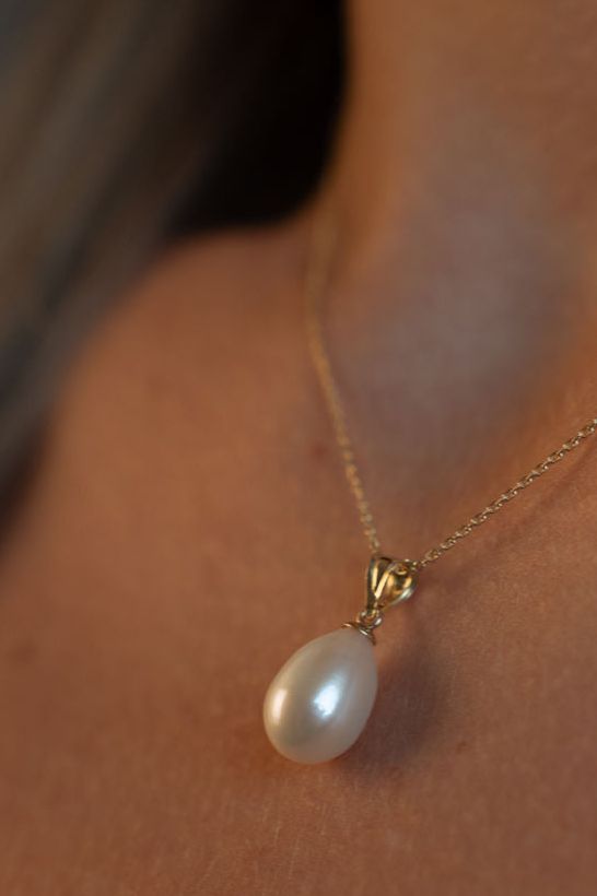 Pandantiv cu perlă naturală albă, purtat la gât