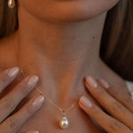 Pandantiv cu perlă naturală albă, purtat la gât