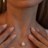 Pandantiv cu perlă naturală albă, purtat la gât