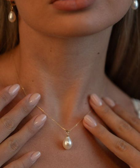 Pandantiv cu perlă naturală albă, purtat la gât