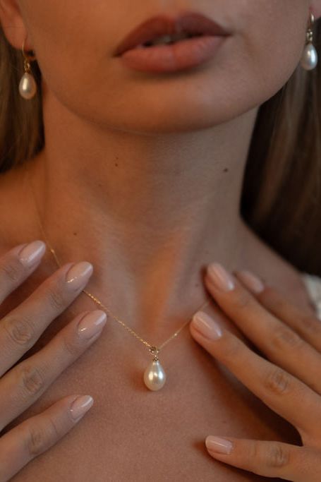 Pandantiv cu perlă naturală albă, purtat la gât