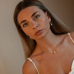 Pandantiv minimalist cu perlă naturală de cultură roz într-un cadru lifestyle tip portret