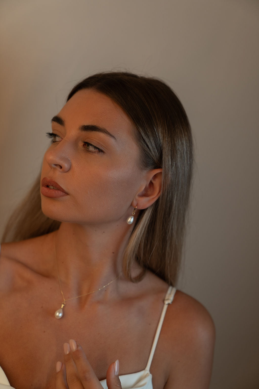 Pandantiv elegant cu perlă naturală albă tip portret