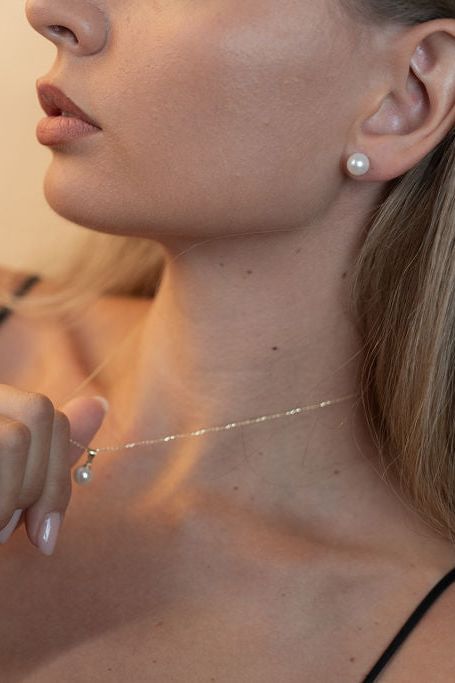 Pandantiv cu perlă naturală de cultură albă într-un cadru lifestyle tip portret