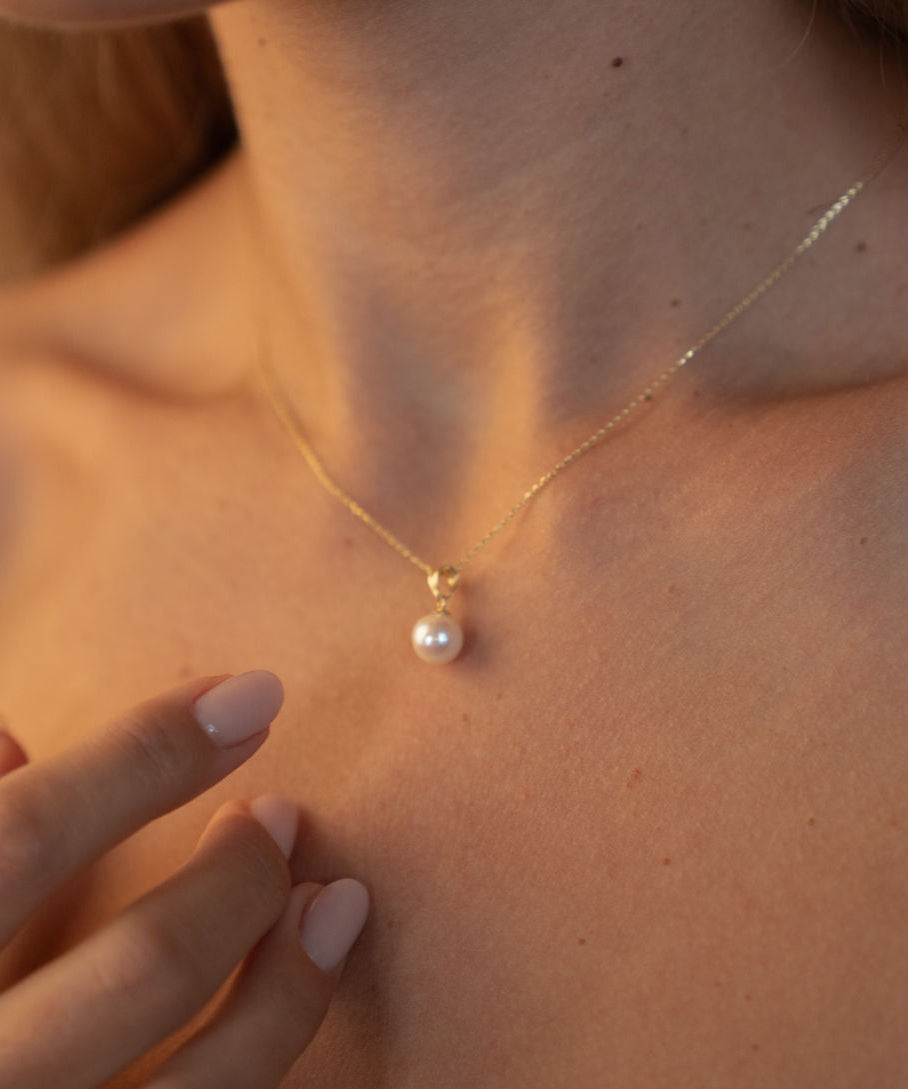 Pandantiv cu perlă naturală de cultură albă, purtat la gât