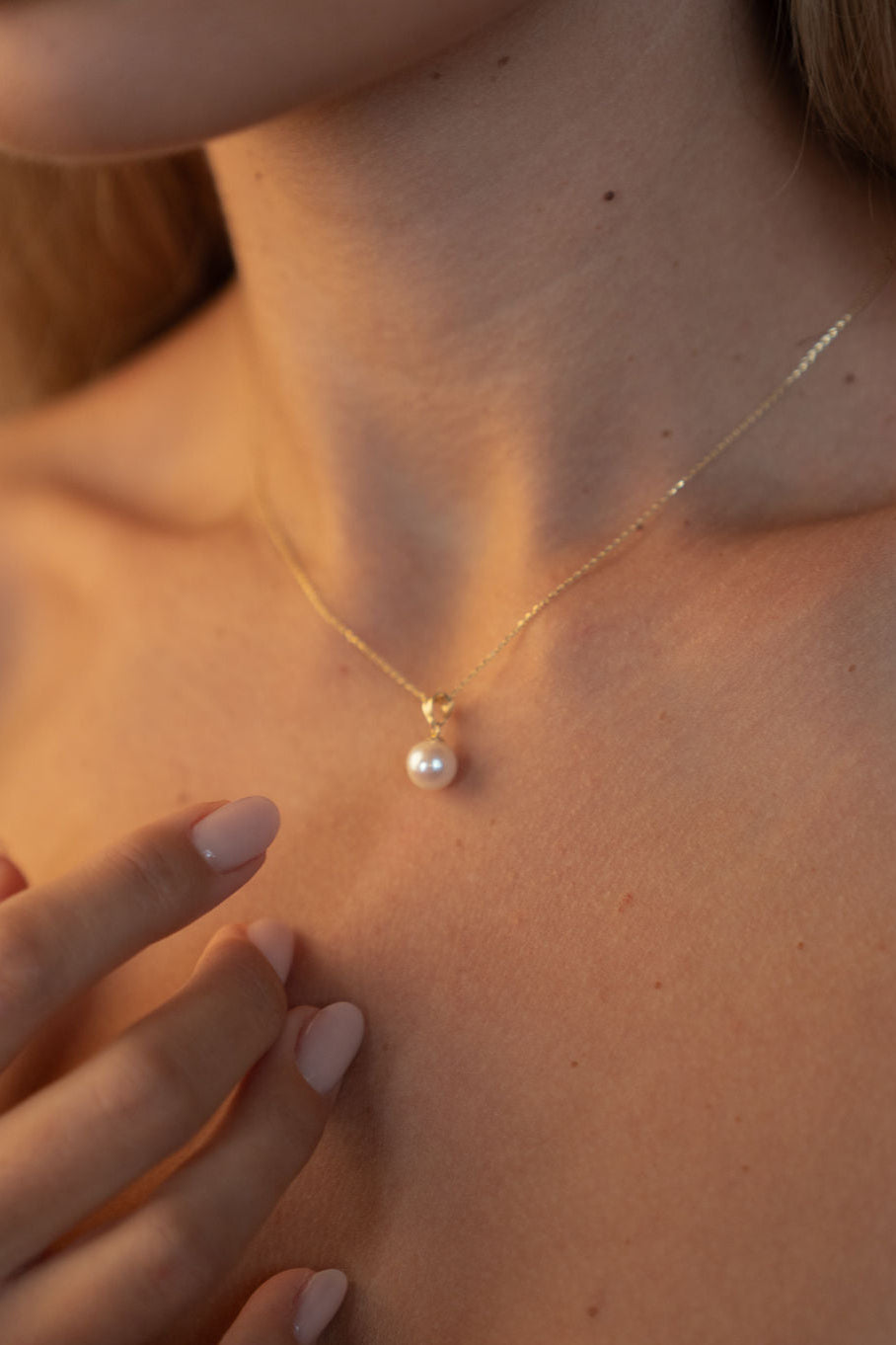 Pandantiv cu perlă naturală de cultură albă, purtat la gât