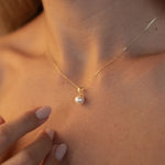 Pandantiv cu perlă naturală de cultură albă, purtat la gât