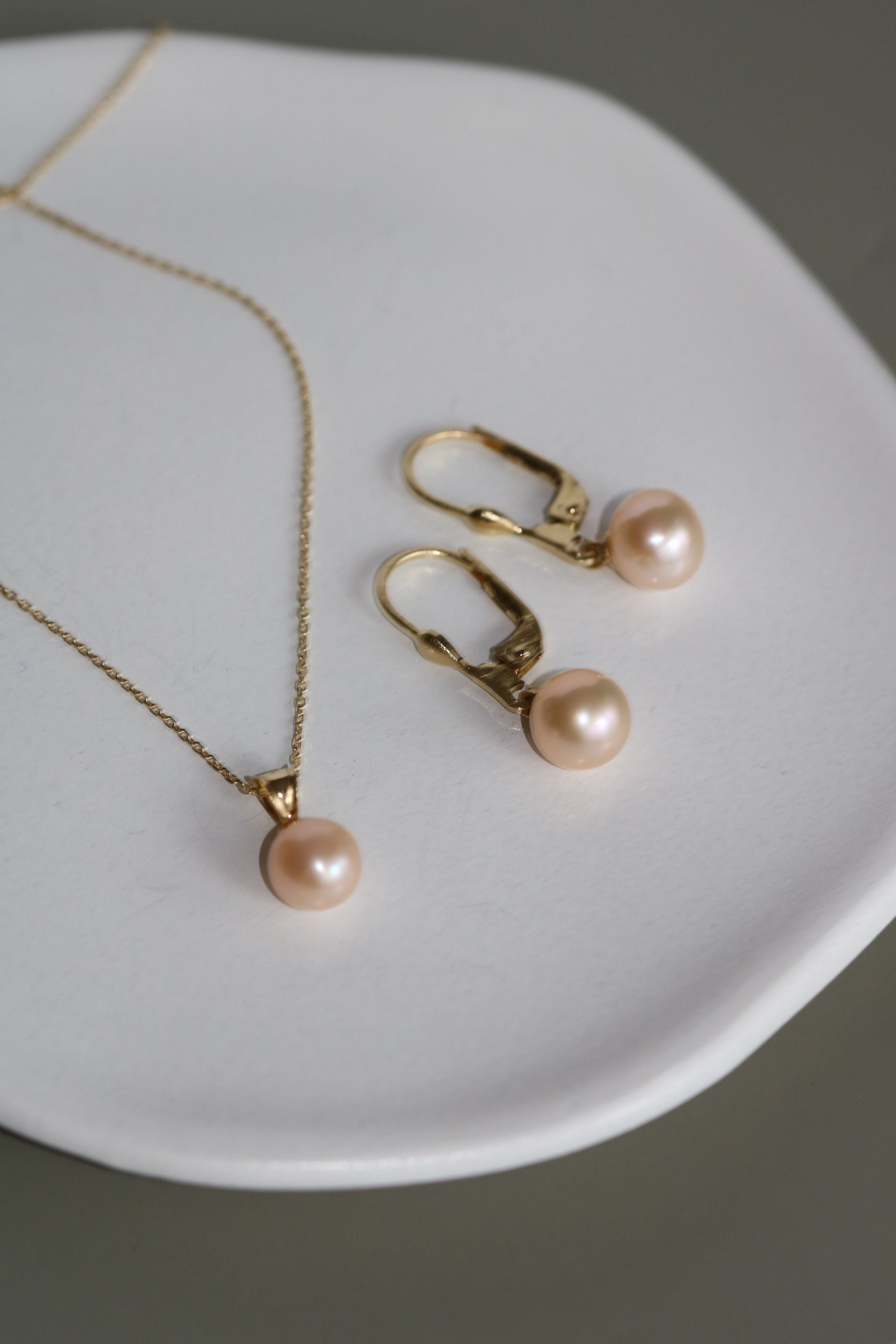 Pandantiv cu perlă naturală roz într-o compoziție elegantă de bijuterii