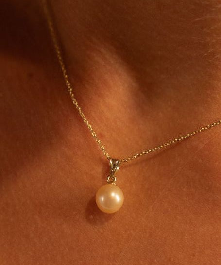 Pandantiv cu perlă naturală de cultură roz, purtat la gât