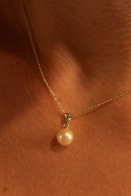 Pandantiv cu perlă naturală de cultură roz, purtat la gât