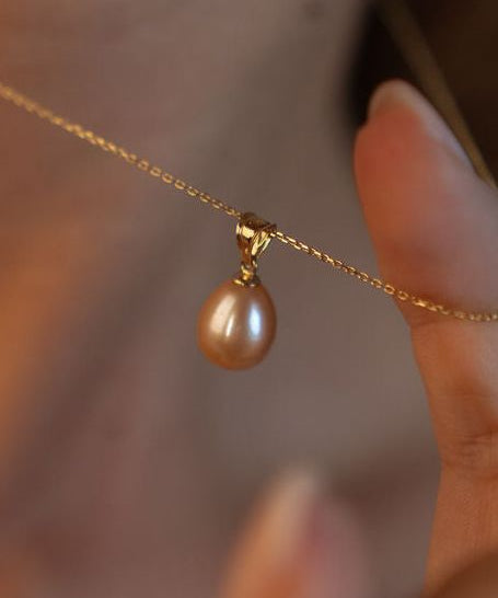 Pandantiv cu perlă naturală roz, purtat la gât